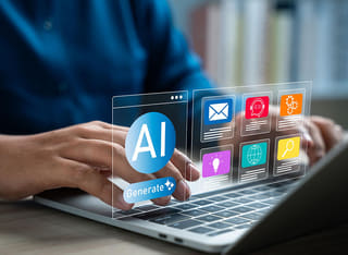 Nuevo inversor en criptomonedas aprendiendo los fundamentos del trading automatizado con IA