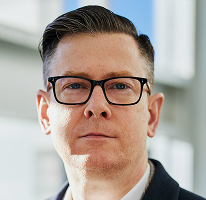 Retrato del CEO Alexander Hughes ejecutivo de empresa de comercio cripto