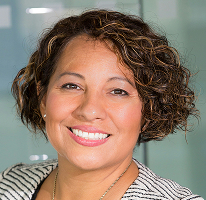 Claire Ashford retrato directora de cumplimiento experta financiera
